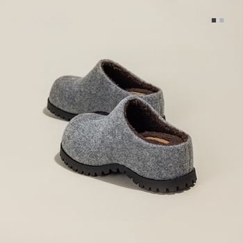 Női vastag talpú magasságot növelő, zárt orrú kötött papucs, gyapjú felsőrész, műszőrmés belső, gumitalp