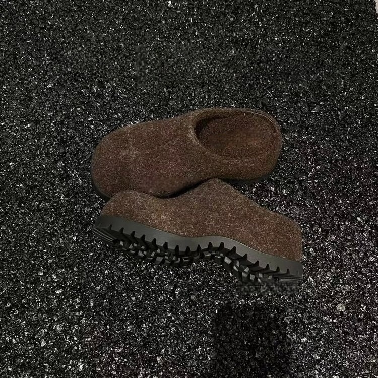 Női vastag talpú magasságot növelő, zárt orrú kötött papucs, gyapjú felsőrész, műszőrmés belső, gumitalp