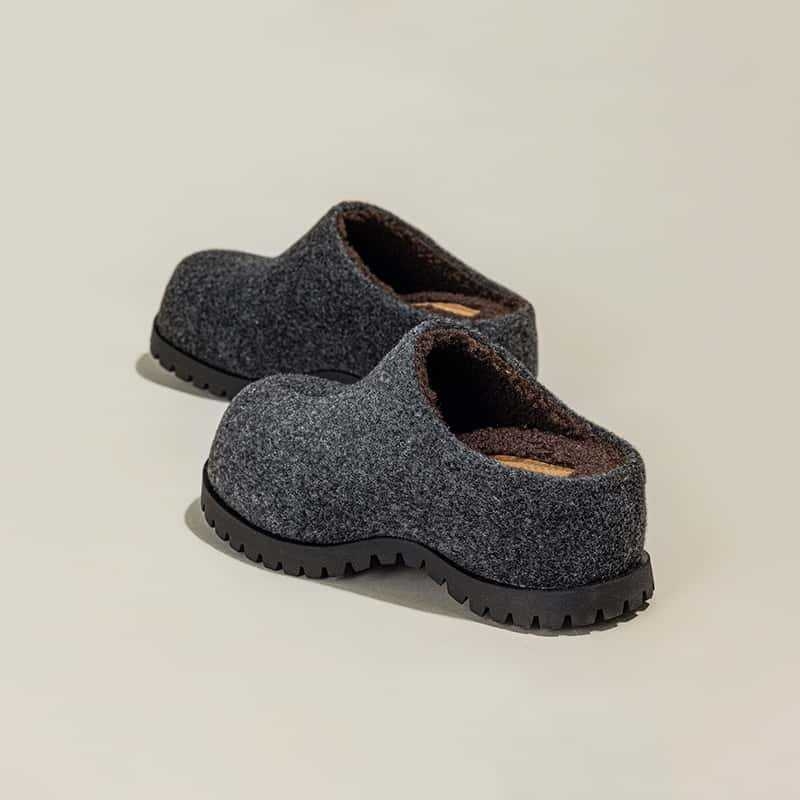 Női vastag talpú magasságot növelő, zárt orrú kötött papucs, gyapjú felsőrész, műszőrmés belső, gumitalp