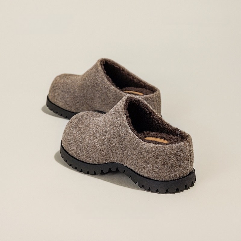 Női vastag talpú magasságot növelő, zárt orrú kötött papucs, gyapjú felsőrész, műszőrmés belső, gumitalp