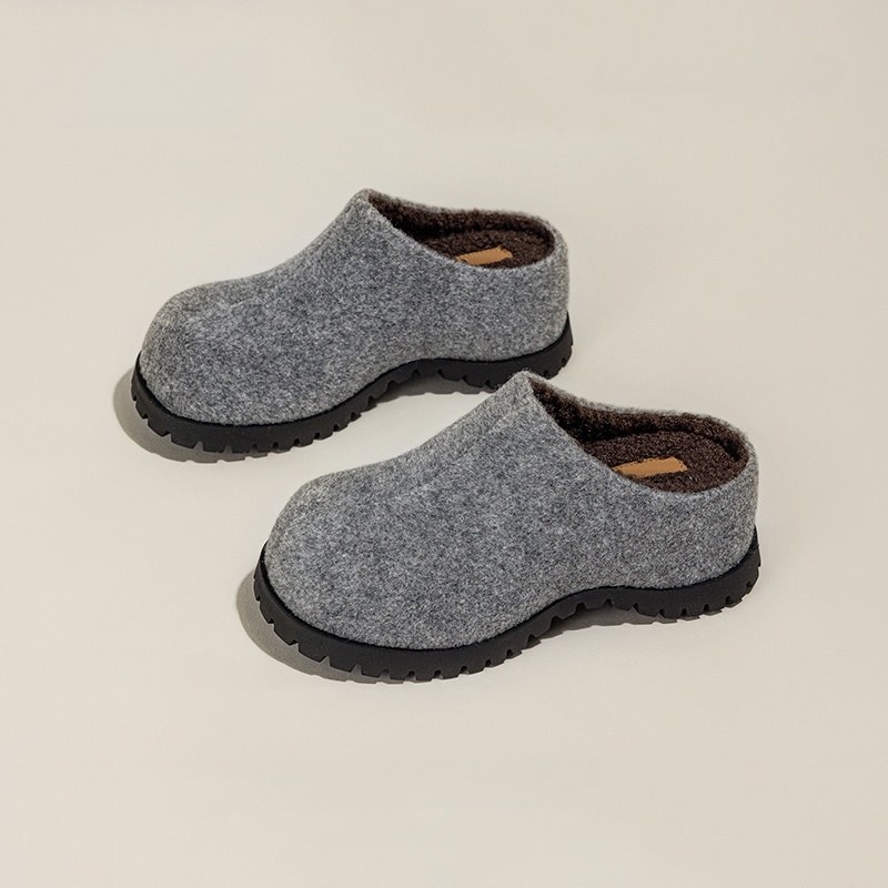 Női vastag talpú magasságot növelő, zárt orrú kötött papucs, gyapjú felsőrész, műszőrmés belső, gumitalp