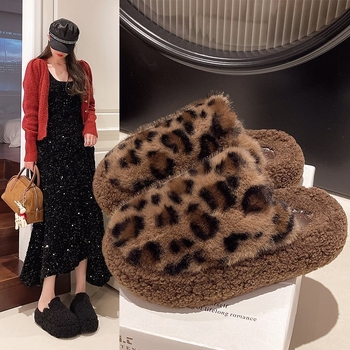 Női otthoni papucs műszőrme, leopard mintával, kerek orrú, gumírozott talppal, minimalist stílus