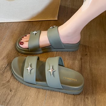 Kétpántos platform szandál felnőtteknek (PVC felsőrész; PVC talp; dőlt sarok; talp vastagsága 3–5 cm; vízálló)