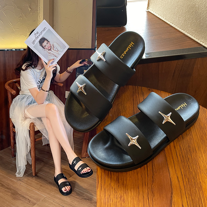 Kétpántos platform szandál felnőtteknek (PVC felsőrész; PVC talp; dőlt sarok; talp vastagsága 3–5 cm; vízálló)