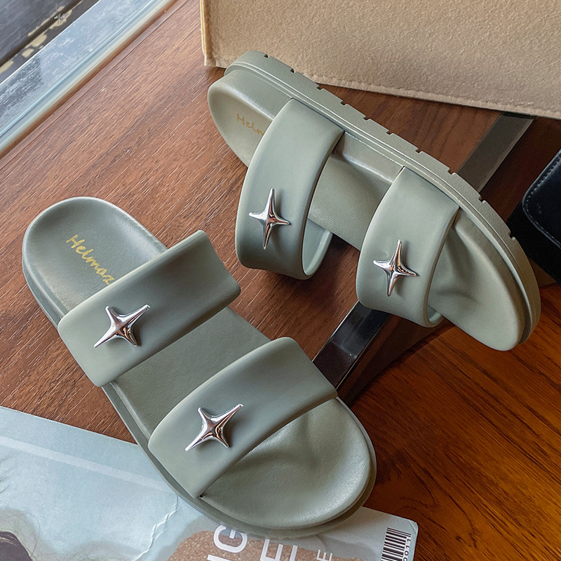 Kétpántos platform szandál felnőtteknek (PVC felsőrész; PVC talp; dőlt sarok; talp vastagsága 3–5 cm; vízálló)