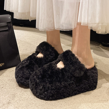 Női vastag talpú szőrös papucs Baotou orrúval, plüss felső, gumírozott talp, belső műszál rövid plüss, tél 2025