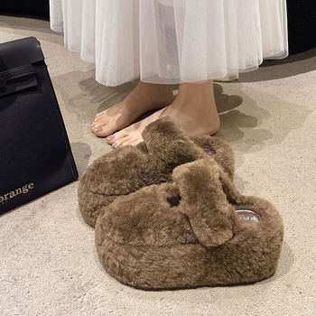 Női vastag talpú szőrös papucs Baotou orrúval, plüss felső, gumírozott talp, belső műszál rövid plüss, tél 2025