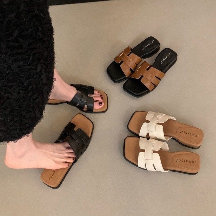 Sandale dama cu bretea simplă, toc înclinat, vârf pătrat, talpă din cauciuc, căptușeală PU, toc plat