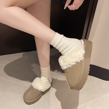 Női vastag talpú papucs, műbőr felsőrész, kerek orr, belső rövid plüss bélés, gumírozott talp