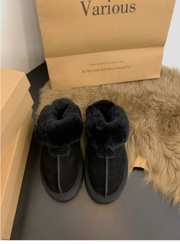 Női vastag talpú papucs, műbőr felsőrész, kerek orr, belső rövid plüss bélés, gumírozott talp