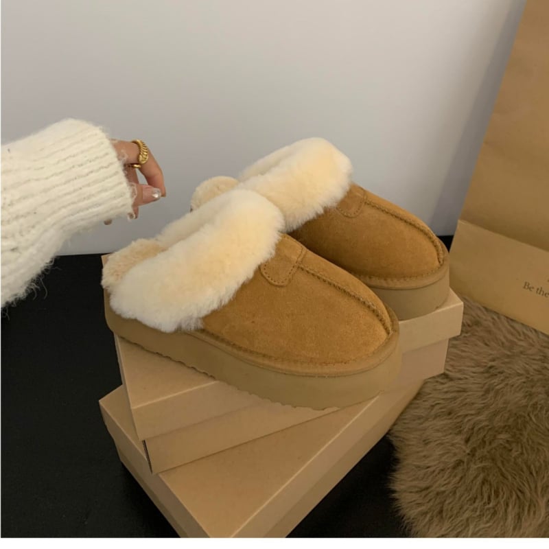 Női vastag talpú papucs, műbőr felsőrész, kerek orr, belső rövid plüss bélés, gumírozott talp