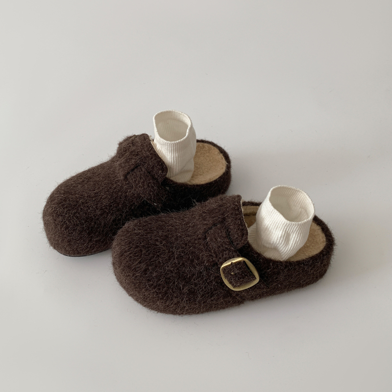 Női papucs suede felsőrésszel, kerek orr, kompozit talp, belső rövid plüss, 2025 őszén debütál