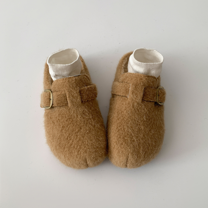 Női papucs suede felsőrésszel, kerek orr, kompozit talp, belső rövid plüss, 2025 őszén debütál