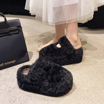 Női suede papucs plüss belsővel, kerek orr, slip-on, 7 cm magasságot növelő gumitalp