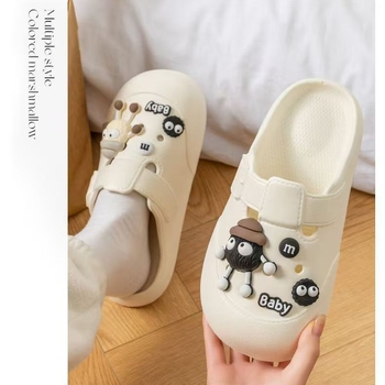 Ženske Crocs‑stil sandale s debelim potplatom, zatvorenim prstom, cartoon dizajn, plažne papuče; PVC gornji dio i potplat, protuklizne, apsorpcija udara, debljina potplata 1,5–3,5 cm, injekcijsko oblikovanje