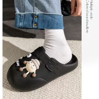 Ženske Crocs‑stil sandale s debelim potplatom, zatvorenim prstom, cartoon dizajn, plažne papuče; PVC gornji dio i potplat, protuklizne, apsorpcija udara, debljina potplata 1,5–3,5 cm, injekcijsko oblikovanje