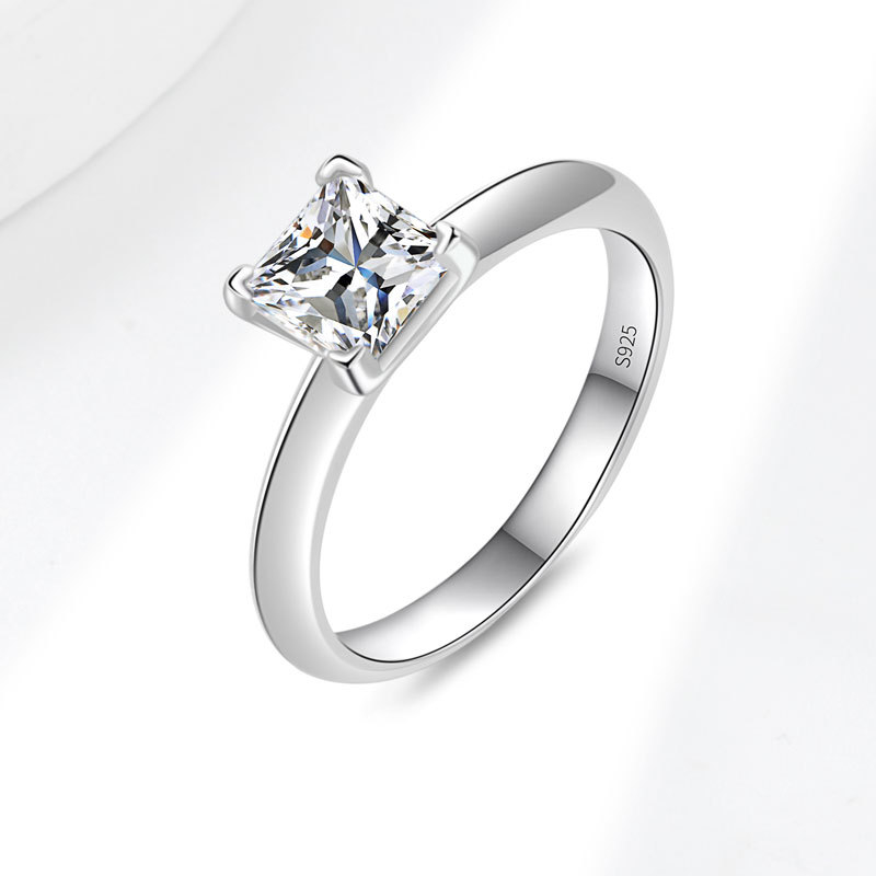 Női S925 ezüst gyűrű, négyfoglalatú beállítás, princess-cut moissanit, 1–2 karát, sima szalag
