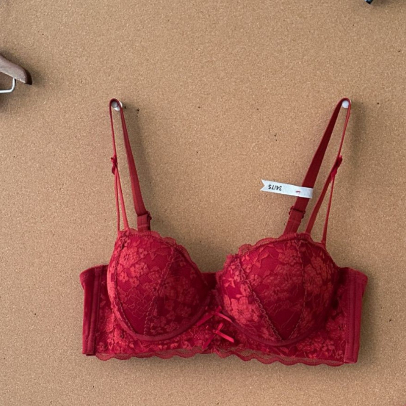 Najlon grudnjak set s košaricama 1/2 (tanki gornji dio, debeli donji dio); klasičan-seksi stil, fiksne naramenice, stražnje kopčanje s tri reda kopči, prozračan, skupljanje i potpora