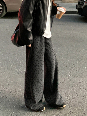 Terhességi nadrág leopard mintával, fleece-béléssel, derekán kötőszárral, magas derékú, őszi-téli melegen