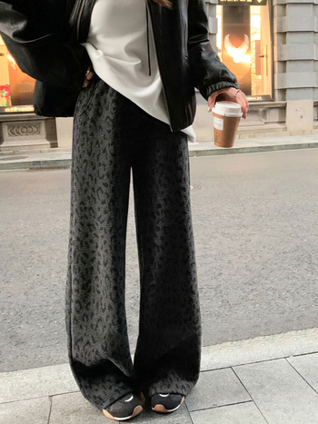 Terhességi nadrág leopard mintával, fleece-béléssel, derekán kötőszárral, magas derékú, őszi-téli melegen