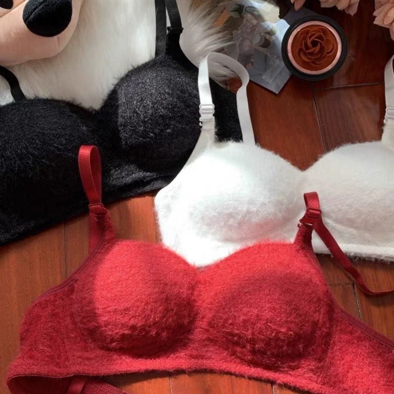 Grudnjak bez žice za male grudi, košarice 3/4, tanke oblikovane košarice, odvojive dvostruke naramenice, stražnje zatvaranje s tri reda kopči, glavni materijal najlon 90–95%