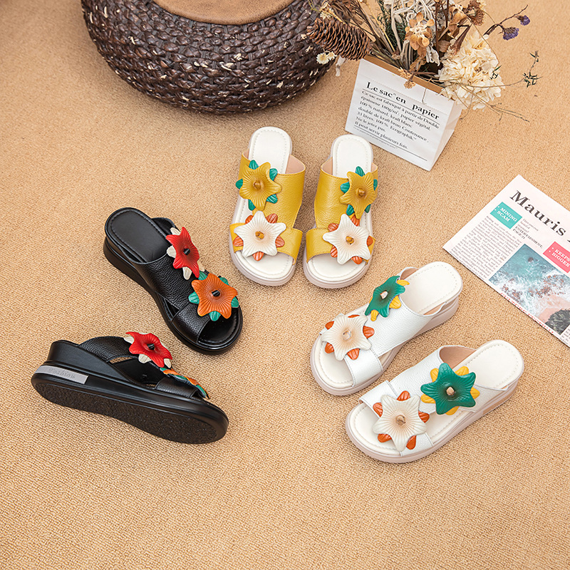 Női platformos szandál virágos díszítéssel, első réteg bőrből, etnikus stílus, csúszásmentes talp