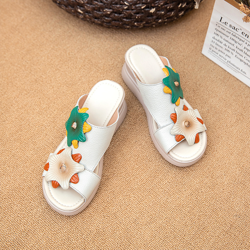 Női platformos szandál virágos díszítéssel, első réteg bőrből, etnikus stílus, csúszásmentes talp