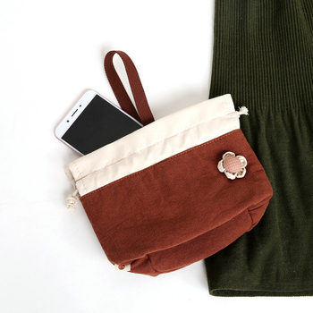 Húzózsinóros kozmetikai táska, kockás patch mintázatú, kézitáska utazásokhoz