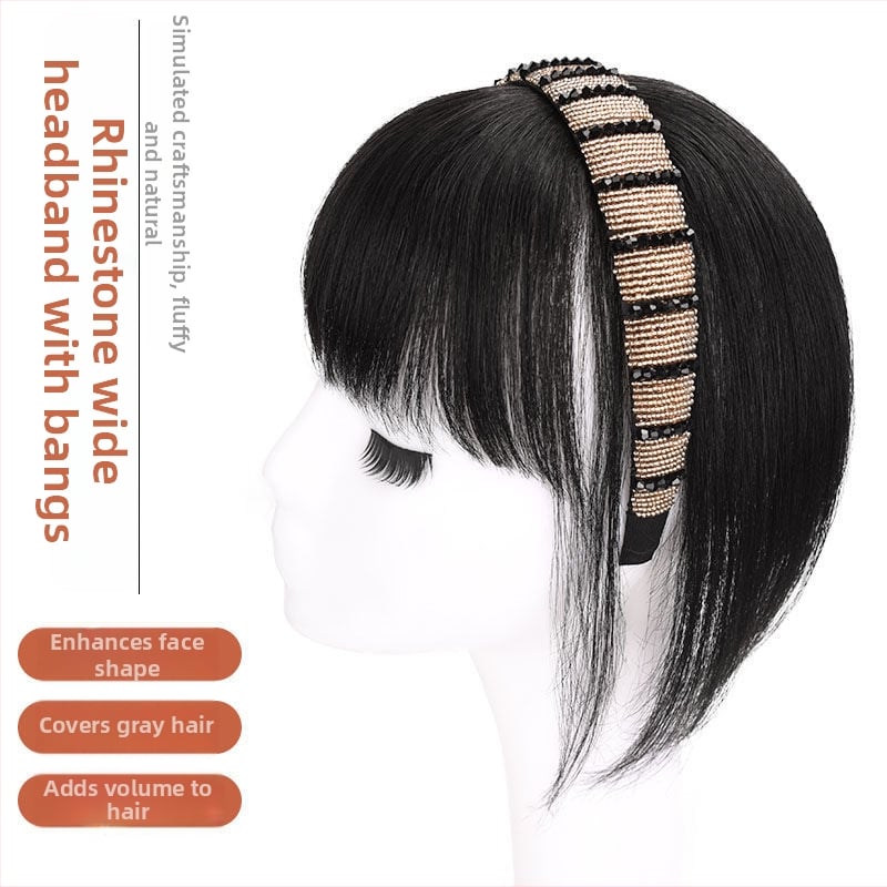 Perucă Daisy Xiumei 505 cu bandă cu cristale pentru cap și breton, construcție într-un singur ansamblu pentru volum în vârful capului, capac cu nuanță naturală a pielii