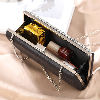 Éjszakai táska strasszokkal és twill mintával, lánccal - vízszintes négyszögletes forma, mágneses zár, poliészter, belső zseb, városi stílus