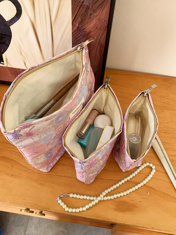 Sminktáska virágmintával (Poliészter; bélés: vászon; tárolható; 2025 tavasza)