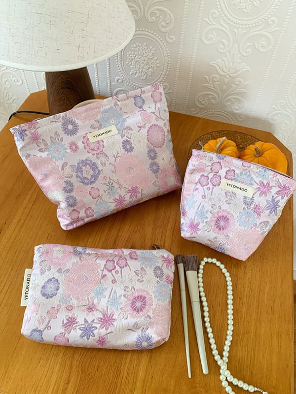 Sminktáska virágmintával (Poliészter; bélés: vászon; tárolható; 2025 tavasza)