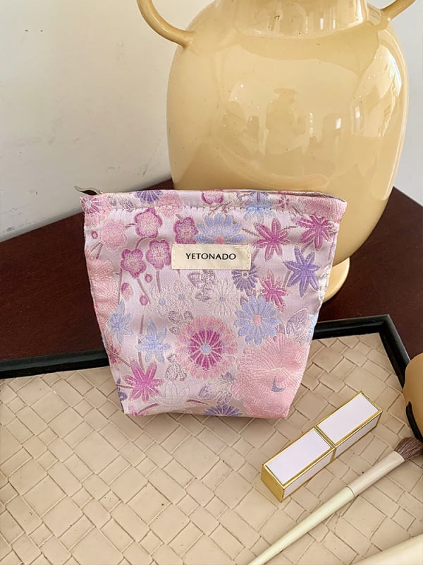 Sminktáska virágmintával (Poliészter; bélés: vászon; tárolható; 2025 tavasza)