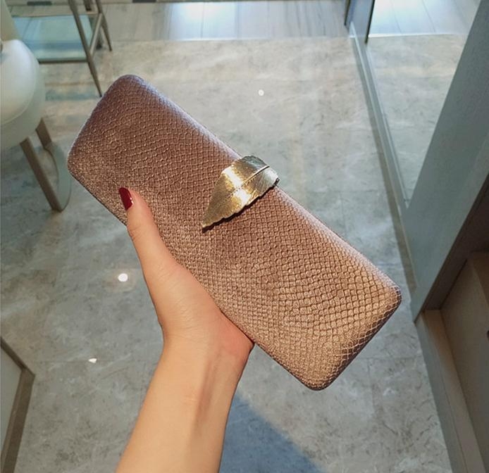 Estélyi clutch kristálydíszítéssel, poliészter, kapoccsal záródó, keresztpánt/vállpánt, telefontartó zseb (Poliészter, Kapocszár, Keresztpánt/Vállpánt, Kristálydíszítés, Telefontartó zseb)