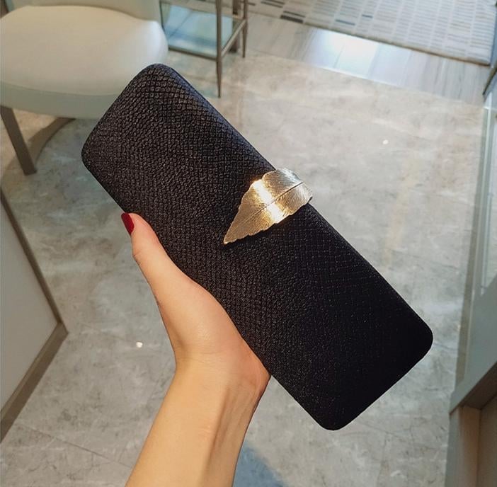 Estélyi clutch kristálydíszítéssel, poliészter, kapoccsal záródó, keresztpánt/vállpánt, telefontartó zseb (Poliészter, Kapocszár, Keresztpánt/Vállpánt, Kristálydíszítés, Telefontartó zseb)