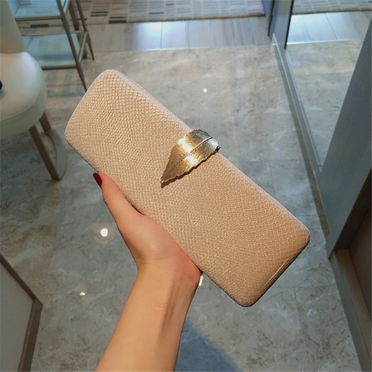 Estélyi clutch kristálydíszítéssel, poliészter, kapoccsal záródó, keresztpánt/vállpánt, telefontartó zseb (Poliészter, Kapocszár, Keresztpánt/Vállpánt, Kristálydíszítés, Telefontartó zseb)