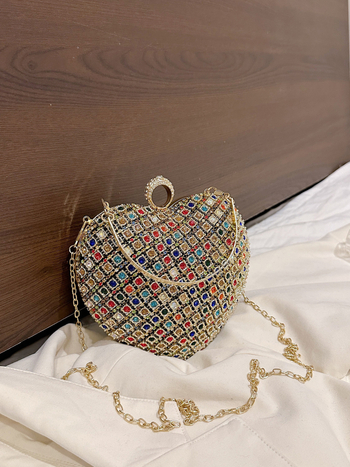 Szív alakú válltáska lánccal – rejtett cipzáras zsebbel, zárható zár, poliészter bélés, merev külső, 2024 téli szezon