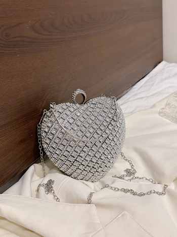 Szív alakú válltáska lánccal – rejtett cipzáras zsebbel, zárható zár, poliészter bélés, merev külső, 2024 téli szezon