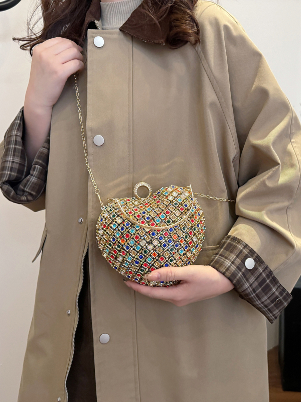 Szív alakú válltáska lánccal – rejtett cipzáras zsebbel, zárható zár, poliészter bélés, merev külső, 2024 téli szezon