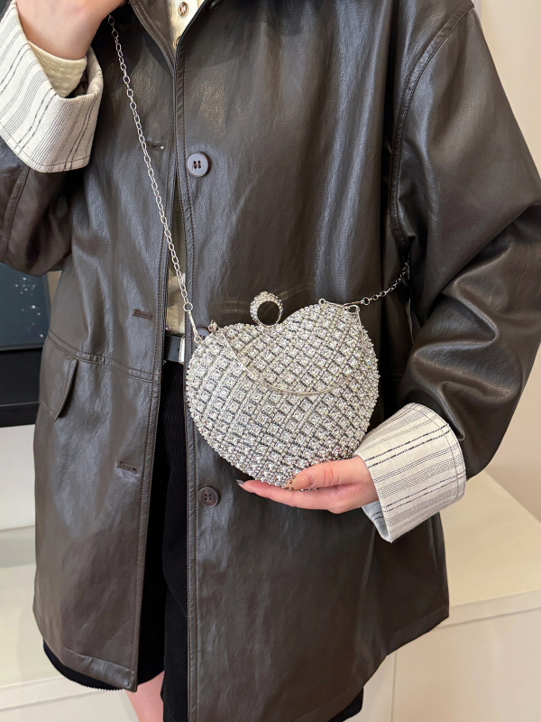 Szív alakú válltáska lánccal – rejtett cipzáras zsebbel, zárható zár, poliészter bélés, merev külső, 2024 téli szezon