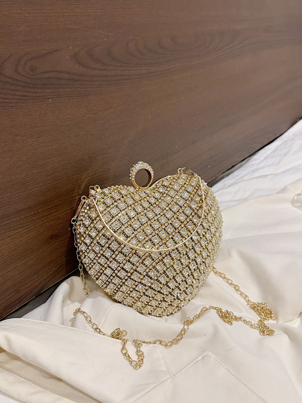 Szív alakú válltáska lánccal – rejtett cipzáras zsebbel, zárható zár, poliészter bélés, merev külső, 2024 téli szezon