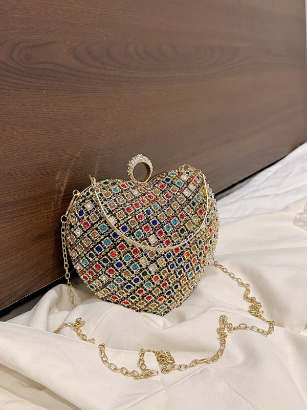 Szív alakú válltáska lánccal – rejtett cipzáras zsebbel, zárható zár, poliészter bélés, merev külső, 2024 téli szezon