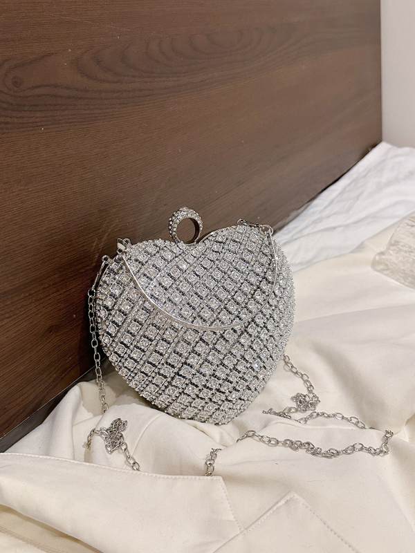 Szív alakú válltáska lánccal – rejtett cipzáras zsebbel, zárható zár, poliészter bélés, merev külső, 2024 téli szezon