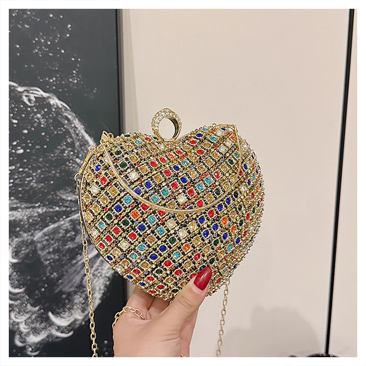 Szív alakú válltáska lánccal – rejtett cipzáras zsebbel, zárható zár, poliészter bélés, merev külső, 2024 téli szezon