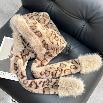 Γυναικείο σετ δύο τεμαχίων: καπέλο με γούνινα αυτιά σε λεοπάρ plush και φουλάρι – υλικό: plush; μοτίβο: λεοπάρ; συνδυασμός: καπέλο και φουλάρι; επεξεργασία: tie-dye