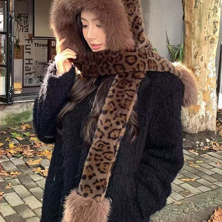 Leopardí vzor z plyšu: čiapočka s medvedími ušami a šál, dámsky dvojdielny set – materiál: plyš; vzor: leopard; zloženie: čiapočka a šál; spracovanie: tie-dye