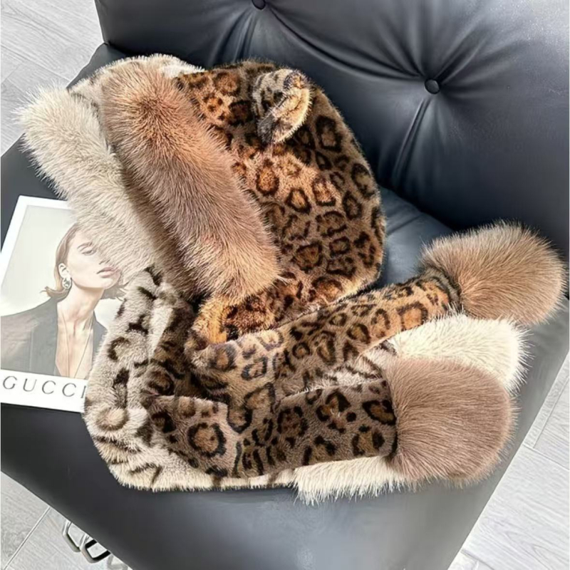 Γυναικείο σετ δύο τεμαχίων: καπέλο με γούνινα αυτιά σε λεοπάρ plush και φουλάρι – υλικό: plush; μοτίβο: λεοπάρ; συνδυασμός: καπέλο και φουλάρι; επεξεργασία: tie-dye
