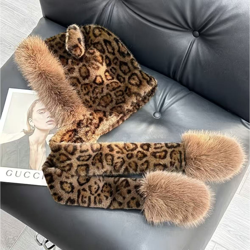 Γυναικείο σετ δύο τεμαχίων: καπέλο με γούνινα αυτιά σε λεοπάρ plush και φουλάρι – υλικό: plush; μοτίβο: λεοπάρ; συνδυασμός: καπέλο και φουλάρι; επεξεργασία: tie-dye