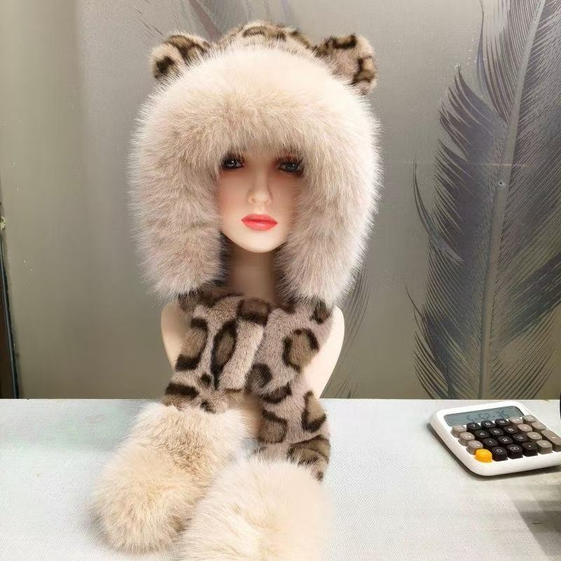 Γυναικείο σετ δύο τεμαχίων: καπέλο με γούνινα αυτιά σε λεοπάρ plush και φουλάρι – υλικό: plush; μοτίβο: λεοπάρ; συνδυασμός: καπέλο και φουλάρι; επεξεργασία: tie-dye