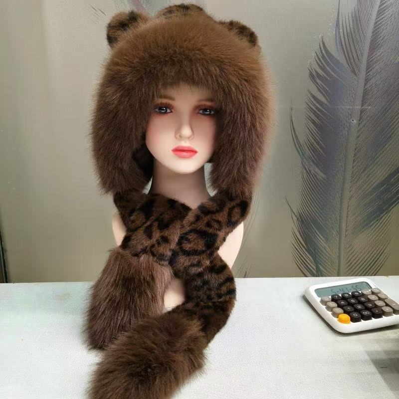 Γυναικείο σετ δύο τεμαχίων: καπέλο με γούνινα αυτιά σε λεοπάρ plush και φουλάρι – υλικό: plush; μοτίβο: λεοπάρ; συνδυασμός: καπέλο και φουλάρι; επεξεργασία: tie-dye